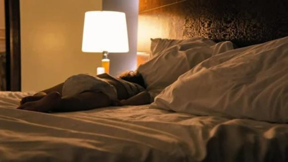 bật đèn khi ngủ, tác hại của bật đèn khi ngủ, có nên bật đèn khi ngủ