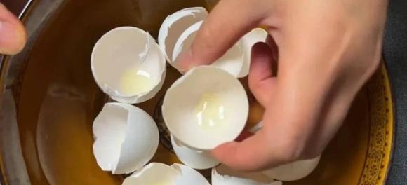 Vỏ trứng ở nhà đừng vứt đi, hãy cho vào chảo chiên một lúc, tác dụng thực sự tuyệt vời!