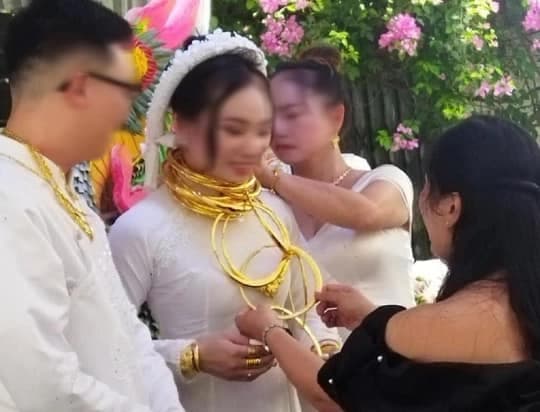 cô dâu đeo vàng trĩu cổ, cô dâu Thanh Hóa, tặng vàng trong đám cưới