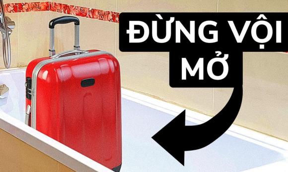 View - Khi đi máy bay nên buộc một chiếc ruy băng lên vali ký gửi và chụp ảnh hành lý, tại sao?