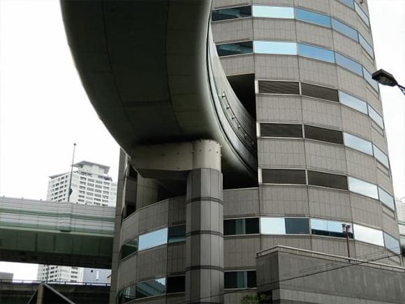 Gate tower, tòa nhà có đường cao tốc chạy xuyên qua, Nhật Bản