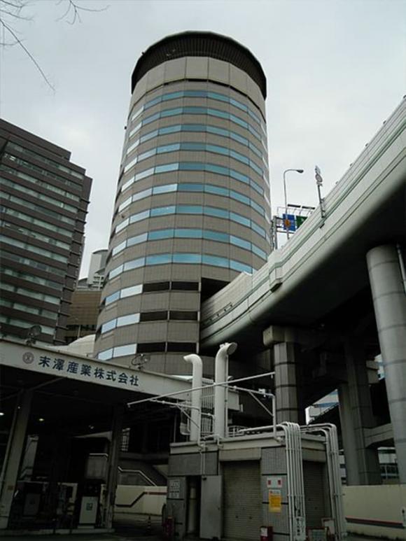 Gate tower, tòa nhà có đường cao tốc chạy xuyên qua, Nhật Bản
