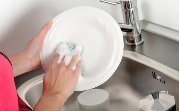 Rửa bát bằng tay nên tránh 6 sai lầm dưới đây, vừa tốn tiền lại hại da