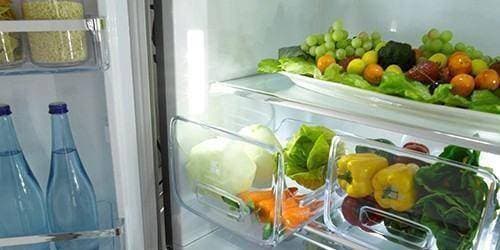 Có rất nhiều đồ được bảo quản trong tủ lạnh, mùi lẫn lộn, làm sao để khử mùi?