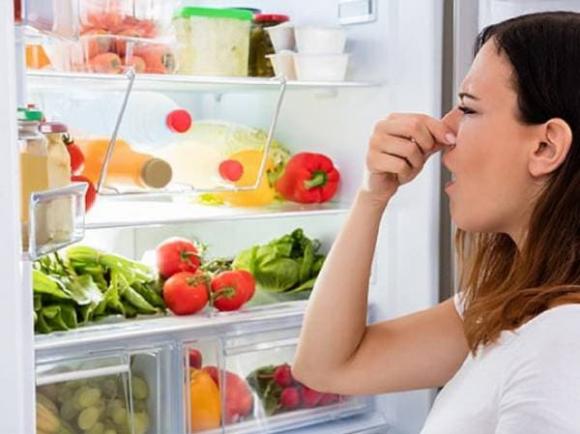 Đồ đạc để trong tủ lạnh nhiều, mùi hôi lẫn lộn, làm cách nào để khử mùi?