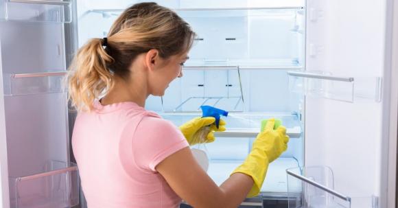 Có rất nhiều đồ được bảo quản trong tủ lạnh, mùi lẫn lộn, làm sao để khử mùi?