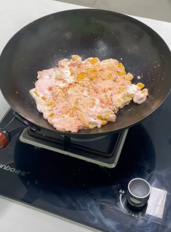 Bánh kem thừa mang đi áp chảo, dân mạng tò mò về hương vị của thứ món ăn 'lạ đời'
