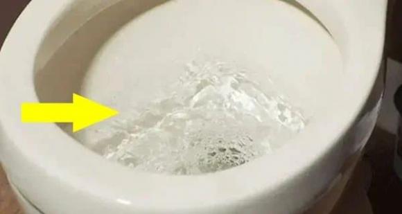 Nước bồn cầu xả yếu phải làm sao? Hóa ra có cách khắc phục vô cùng đơn giản mà không cần gọi thợ