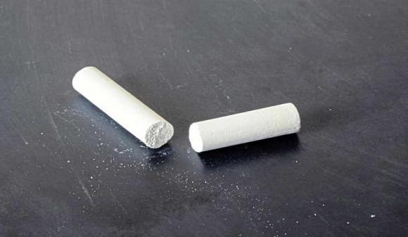 Dùng một ít muối trắng chà lên, sau một phút gương nhà tắm bỗng chốc sạch bong kin kít