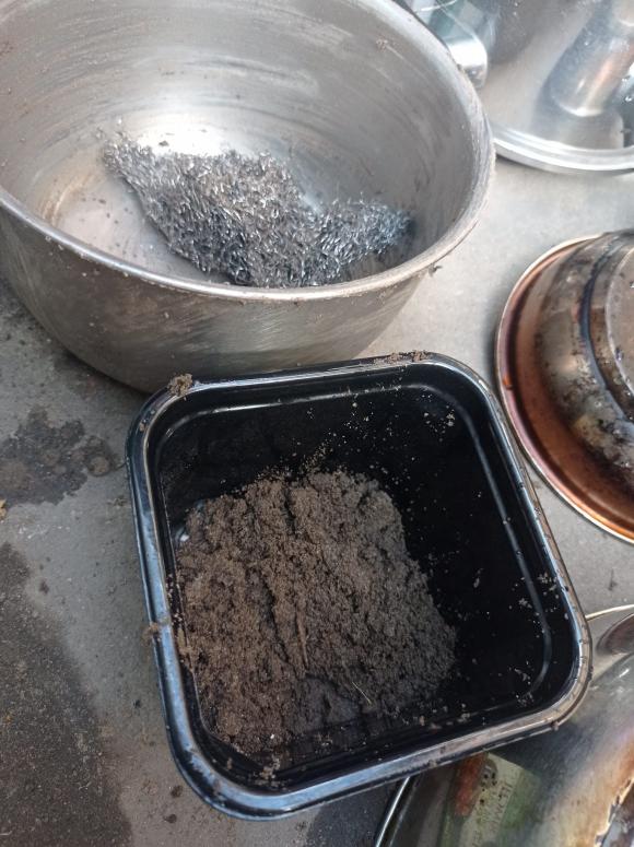 Làm sạch đáy xoong nồi, chảo bằng cát, tưởng chuyện đùa nhưng hoàn toàn là sự thật