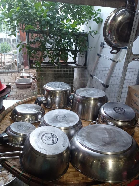 Làm sạch đáy xoong nồi, chảo bằng cát, tưởng chuyện đùa nhưng hoàn toàn là sự thật