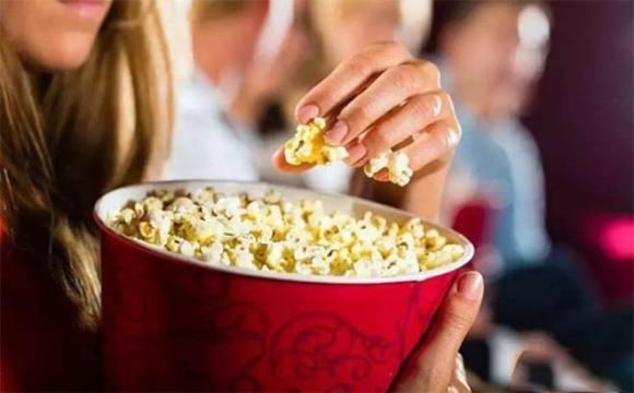 Tại sao nhiều người vẫn ăn bỏng ngô ở rạp chiếu phim dù đã bị cấm?