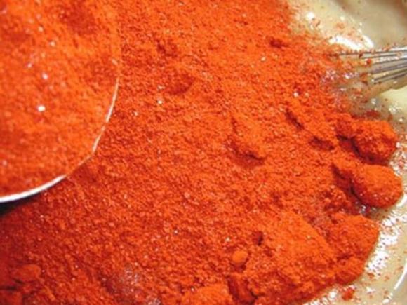 View - Mẹo phân biệt ớt bột thật với ớt bột trộn phẩm màu, hóa chất, biết để tránh tiền mất tật mang