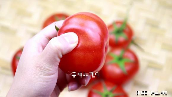 Ghi nhớ 3 điểm này, dễ dàng nhận biết cà chua chín bằng chất kích chín, tránh xa cà chua dính hormone, tốt cho sức khỏe