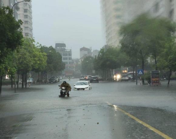 Cơn mưa 'quý như vàng' giúp Hà Nội giảm nhiệt, nhiều tuyến phố thành 'sông'