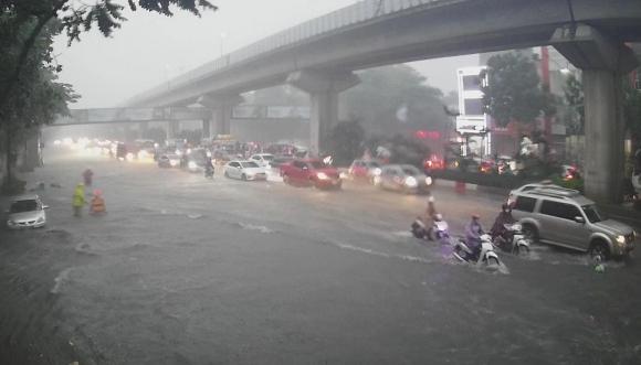 Cơn mưa 'quý như vàng' giúp Hà Nội giảm nhiệt, nhiều tuyến phố thành 'sông'
