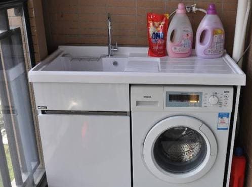 Giặt quần áo xong nhớ rút điện máy giặt, lúc đó nhà mình bất cẩn suýt gây họa