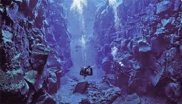 Xuất hiện 'sân bay thời tiền sử' dưới đáy biển nghi do người ngoài hành tinh tạo ra Có sinh vật lạ dưới đáy biển?