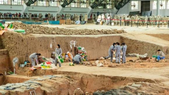Nhân viên làm việc tại khu di tích đất nung ở lăng mộ Tần Thủy Hoàng thường xuyên phải tưới nước lên mặt đất, tại sao?