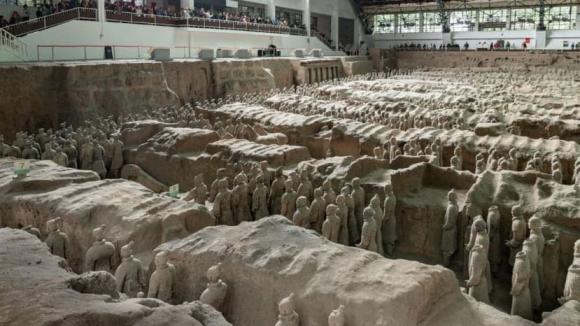 Nhân viên làm việc tại khu di tích đất nung tại lăng mộ Tần Thủy Hoàng thường xuyên phải tưới nước cho mặt đất, vì sao?