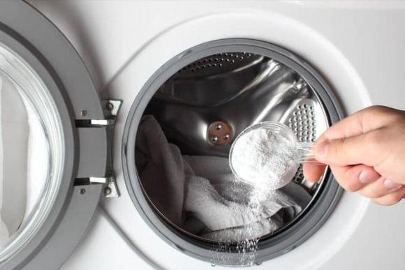 Cho bột giặt hay nước giặt vào máy giặt thì tốt hơn? Sau khi biết sự khác biệt, tôi rất tiếc là ở nhà đã dùng sai