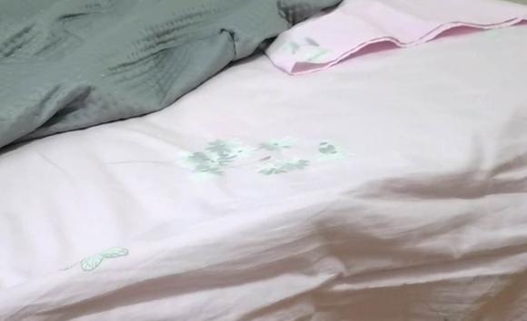 Ga trải giường bẩn rất khó giặt, dùng nhiều bột giặt cũng không sạch, bạn chỉ cần đổ một bát nước này vào là có thể dễ dàng sạch như mới.