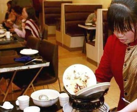 Khi ăn buffet, người phục vụ thường thu dọn đĩa, hóa ra là ngầm mục đích khác mà 99% chúng ta đang không hề nhận ra!