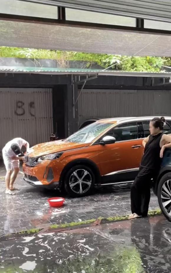 Thấy chồng dầm mưa rửa xe, vợ cằn nhằn 'chăm xe còn hơn vợ' và cái kết 'ăn miếng trả miếng'