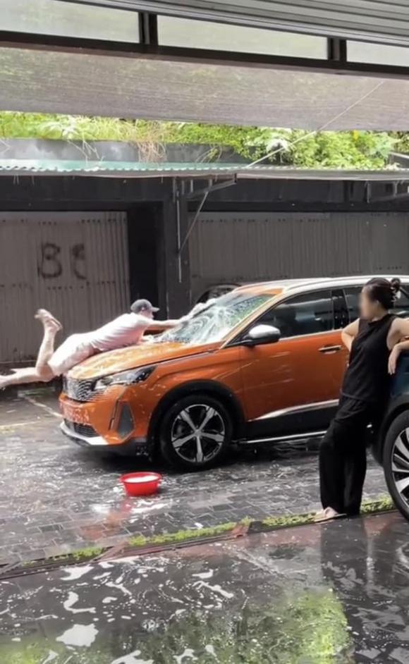 Thấy chồng cọ rửa xế hộp giữa trời mưa, vợ chống nạnh cằn nhằn 'chăm xe hơn vợ' và cái kết 'cầu được ước thấy'