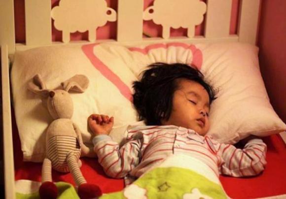 Nên cho trẻ ngủ riêng từ mấy tuổi? Cha mẹ nên tập cho con ngủ riêng trước độ tuổi này, muộn quá sẽ hối hận đấy!
