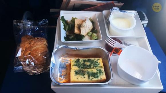 Tại sao đồ ăn trên máy bay kém ngon? Đâu là nơi bẩn nhất trên máy bay? Hơn 10 điều chỉ người giàu kinh nghiệm mới biết