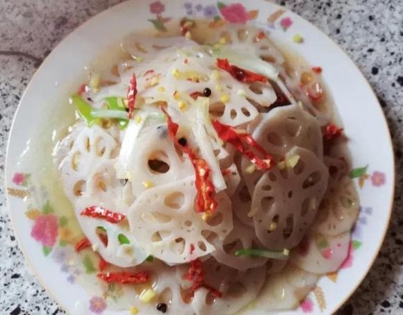 Củ sen chần bằng giấm trắng sao vẫn đen? Chỉ cần thêm 1 gia vị, củ sen trắng giòn để bạn chế biến đủ món ăn hấp dẫn