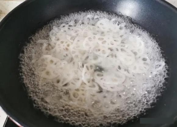 Củ sen chần bằng giấm trắng sao vẫn đen? Chỉ cần thêm 1 gia vị, củ sen trắng giòn để bạn chế biến đủ món ăn hấp dẫn