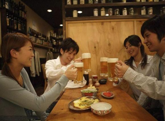 Tại sao người Nhật thích uống bia nhưng không có bụng bia? Hóa ra đây là lý do