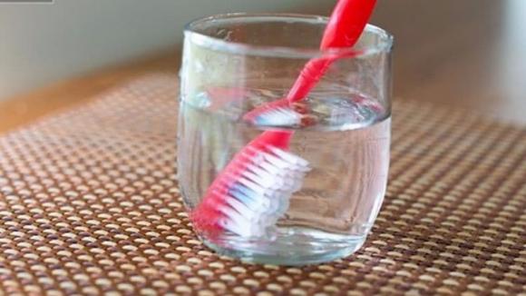 Bàn chải đánh răng dùng quanh năm trở thành 'ổ vi khuẩn', mẹo diệt sạch vi khuẩn nhờ một loại hỗn hợp