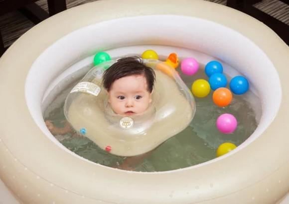 phao bơi đỡ cổ, tập bơi cho bé bằng phao, tập bơi cho con