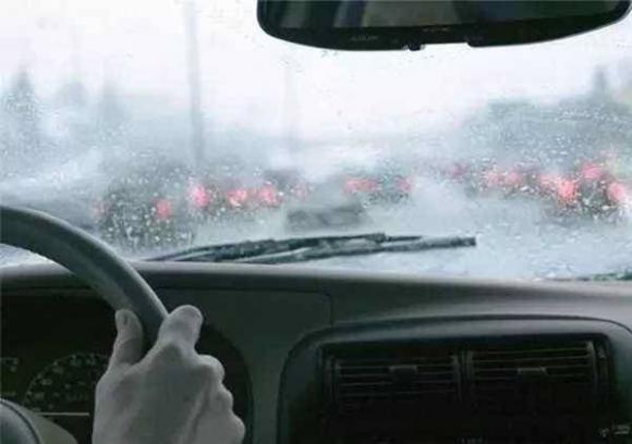 Bất kể xe ở độ cao hay thấp, chức năng này nên được tắt khi lái xe dưới trời mưa lớn, nếu không động cơ sẽ dễ bị hỏng.