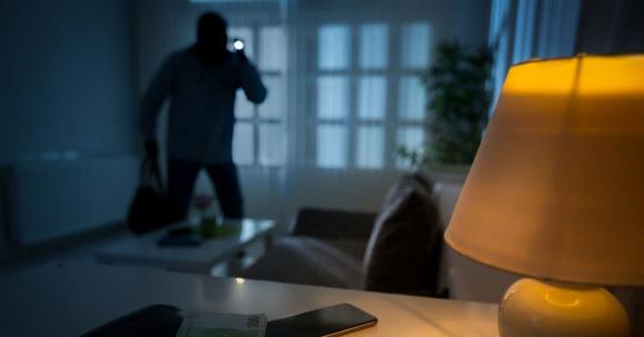 Phải làm gì nếu phát hiện trộm đang đột nhập nhà của bạn?