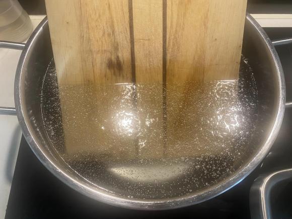Khăn lau bếp, lau thớt nếu chỉ dùng nước rửa chén để làm sạch là chưa chuẩn, có một cách vừa diệt hết vi khuẩn lại đánh bay dầu mỡ