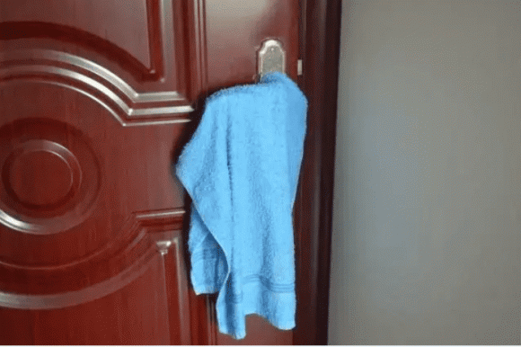 khăn tắm, treo khăn tắm trên nắm cửa, tác dụng của treo khăn trên nắm cửa