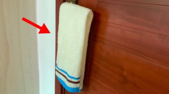 khăn tắm, treo khăn tắm trên nắm cửa, tác dụng của treo khăn trên nắm cửa