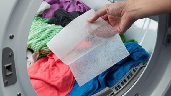 Tại sao giặt quần áo tại nhà không thơm lâu như ngoài tiệm? Hóa ra là do bạn chưa biết bí quyết này