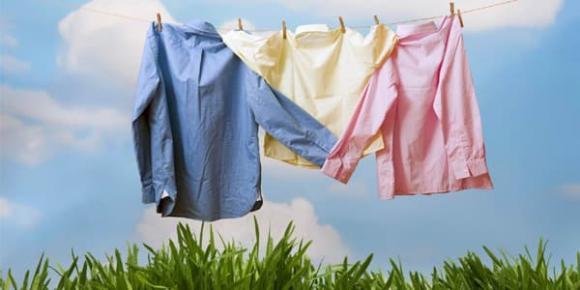 Tại sao giặt quần áo tại nhà không thơm lâu như ngoài tiệm? Hóa ra là do bạn chưa biết bí quyết này