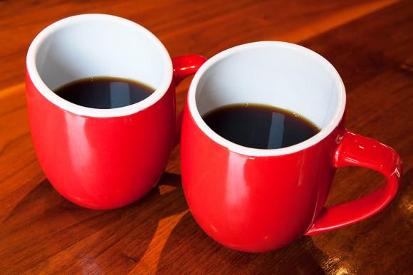 Không nên uống cà phê từ cốc màu đỏ và dùng chung với sữa đặc. Lý do là gì?