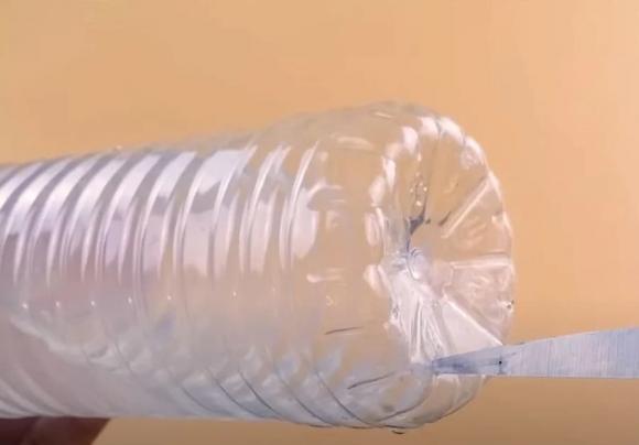 bồn cầu, chai nhựa đặt vào bể chứa nước của bồn cầu, mẹo hay