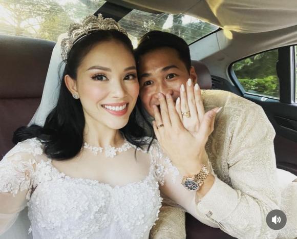 View - Thiếu gia Phillip Nguyễn hé lộ ảnh cưới hiếm hoi bên Linh Rin, biểu cảm khi có vợ gây thích thú 