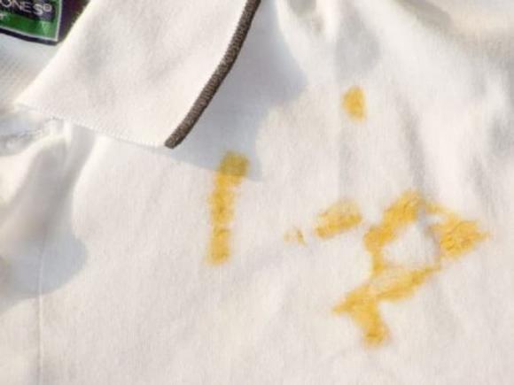 Sợ mùi thuốc tẩy khi làm sạch vết bẩn trên quần áo, chỉ 4 mẹo cực hiệu quả mà không cần dùng đến thuốc tẩy