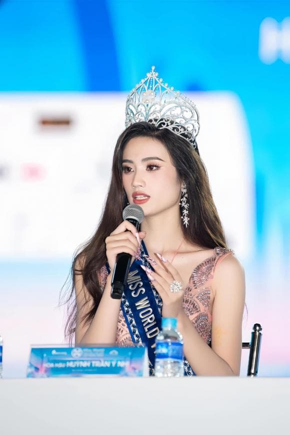 ý nhi, sao việt, hoa hậu ý nhi 