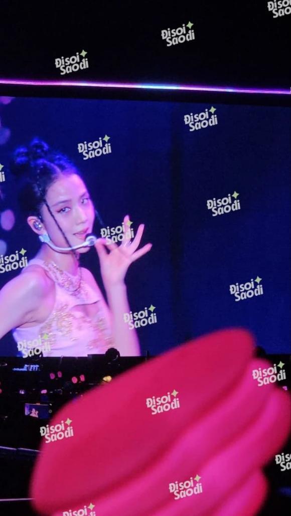 View - Blackpink nhảy 'See tình', nói tiếng Việt với fan: 'Các bạn hét lên được không ạ?'