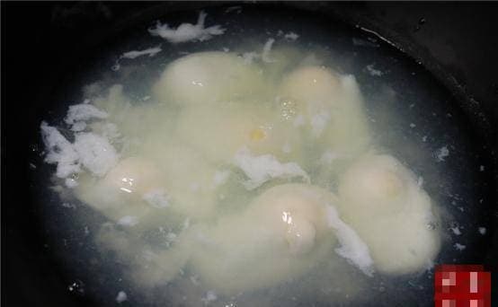 View - Luộc trứng trực tiếp cho trứng vào nồi luộc là không đúng! Học 1 mẹo luộc trứng đúng cách, bảo toàn chất dinh dưỡng